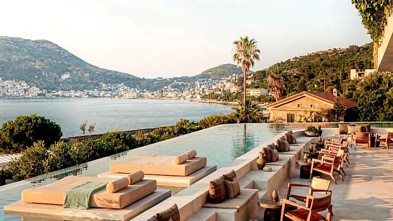 Samos estrena un hotel boutique frente al mar con piscinas privadas