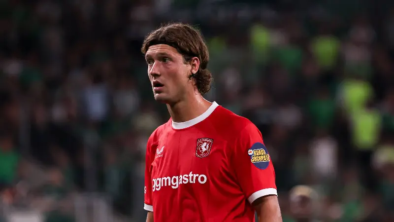 Sam Lammers recibe un doloroso mensaje del entrenador del FC Twente, John van den Brom