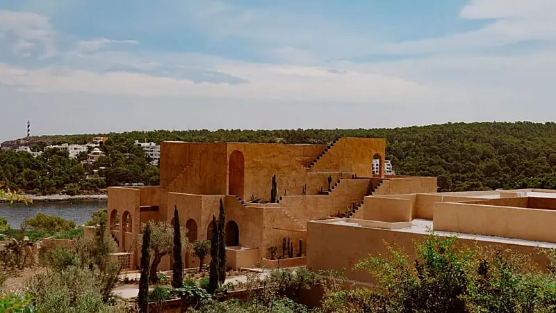 Un nuevo retiro de bienestar, música y gastronomía acaba de abrir en Ibiza