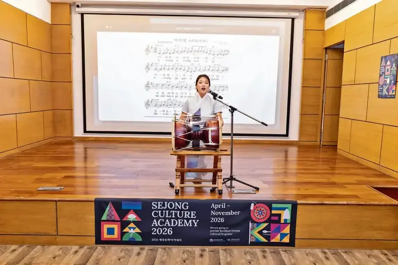 Cho Eun Joo, a practitioner of Gyeonggi Minyo, leading the workshop.
