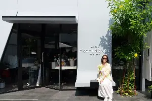 Robot-operated coffee shop, AI flower shop in Ho Chi Minh City.