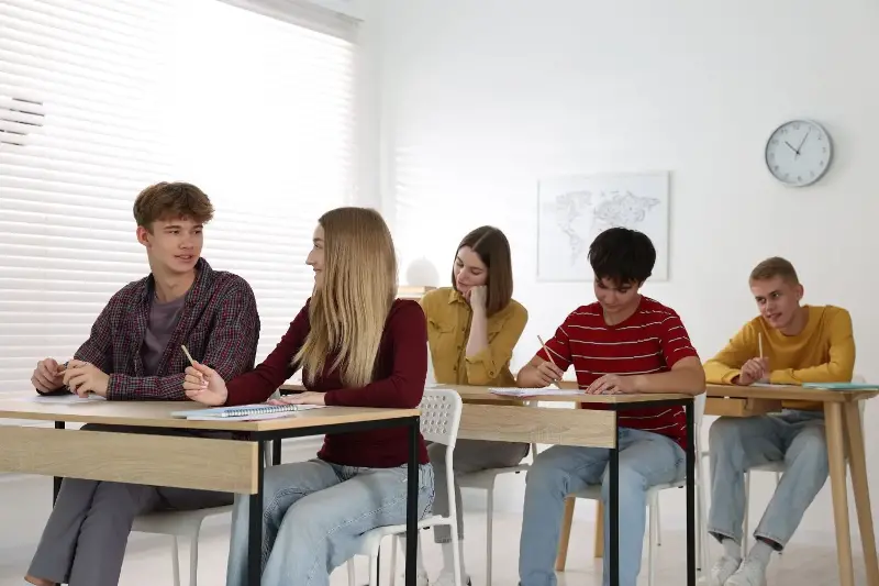 Licei, no ai Promessi Sposi al biennio e più spazio ad autori contemporanei: come cambieranno i programmi