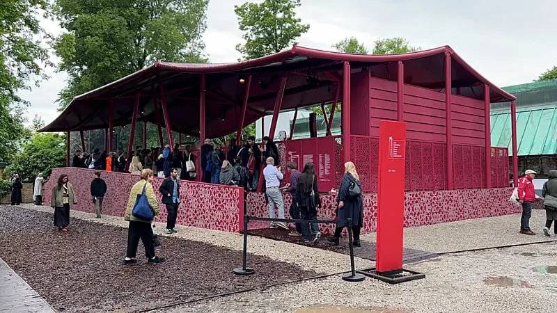 Qatar lleva a la Bienal de Venecia una reflexión sobre hospitalidad, migración y pertenencia