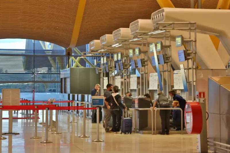 Barajas y El Prat, al borde del colapso: así planea Aena contener el tráfico aéreo