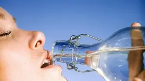 Drinking 10-12 glasses of water really help pass kidney stones naturally? Urologist explains what works, what doesn’t