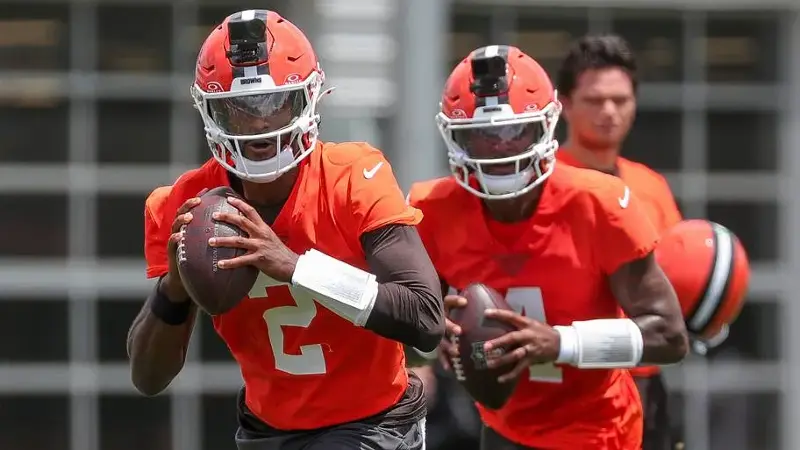 Shedeur Sanders (left), Deshaun Watson (right