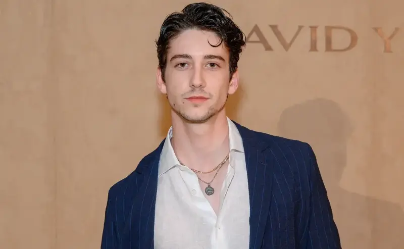 Primer vistazo de Milo Manheim como Flynn en el live-action de Enredados