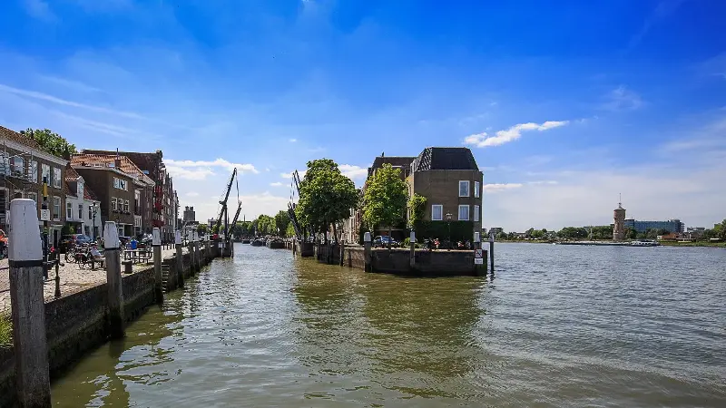 Waterstanden in Nederlandse rivieren dalen, wat een bedreiging vormt voor de scheepvaart