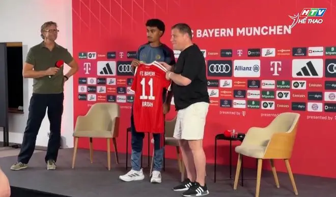 Bayern Munich unveils new signing Nathaniel Brown - Photo 2.
