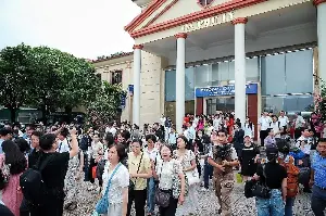 The passenger train will stop at Phu Ly station so that patients can be taken to Bach Mai Hospital.