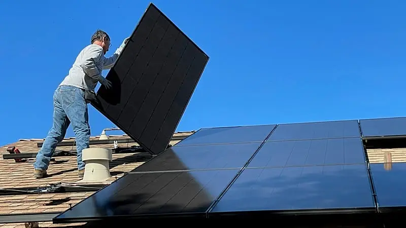 Placas solares en el tejado, más frescor en casa y menos ecoansiedad