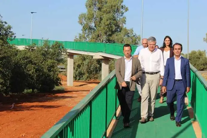 La Junta concluye la pasarela ciclopeatonal que conecta las urbanizaciones con Mairena del Alcor
