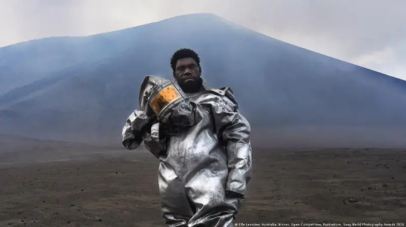 La historia del "vulcanólogo descalzo" de Vanuatu que ganó un concurso de fotografía