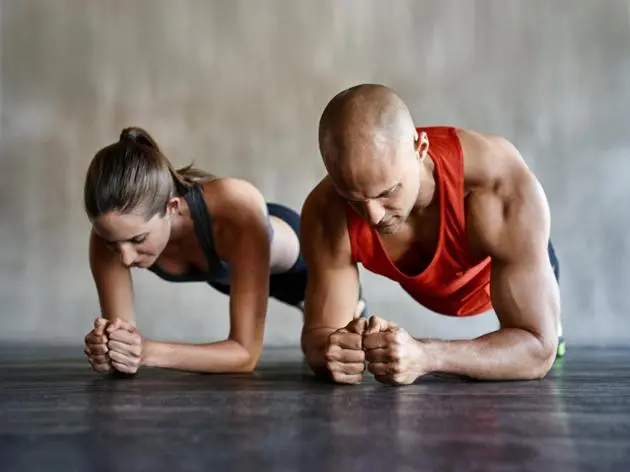 Die isometrische Übung Plank ist ein Klassiker im Bodyweight-Training.