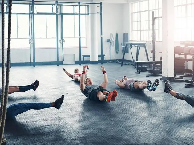 Die Übung Hollow Hold ist als Warm-up beim Crossfit oder auch beim Turnen beliebt.