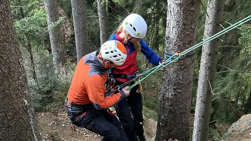 Nach den Theorie-Einheiten vertieften die Ausbildungsleiter reale Rettungsszenarien.
