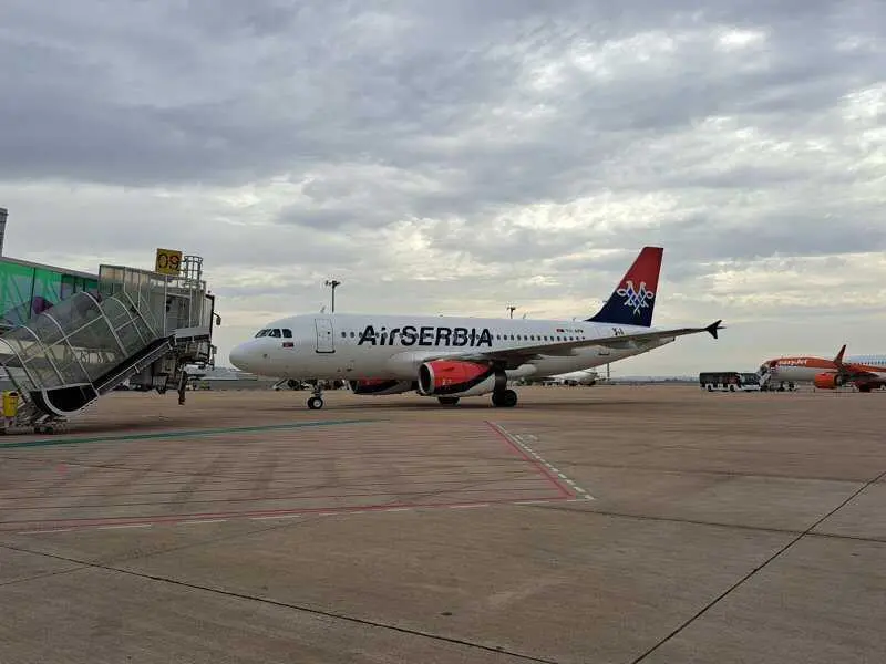 El aeropuerto recibe el primer vuelo de Air Serbia tras la nueva conexión con Belgrado