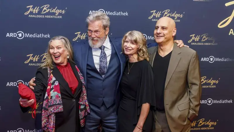 Arm in Arm mit dem Hollywood-Star