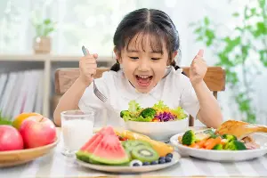 How can students eat fruit as a healthy dessert?