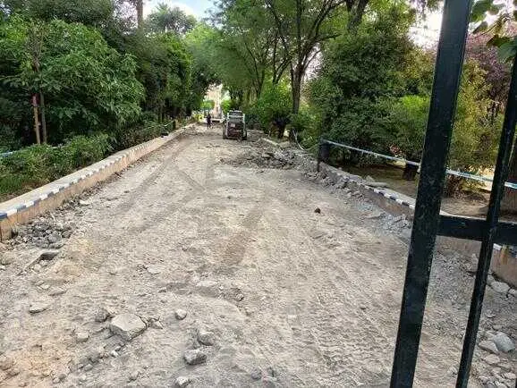 El Paseo Catalina de Ribera y el Parque de Los Príncipes renuevan sus pavimentos con respeto al entorno