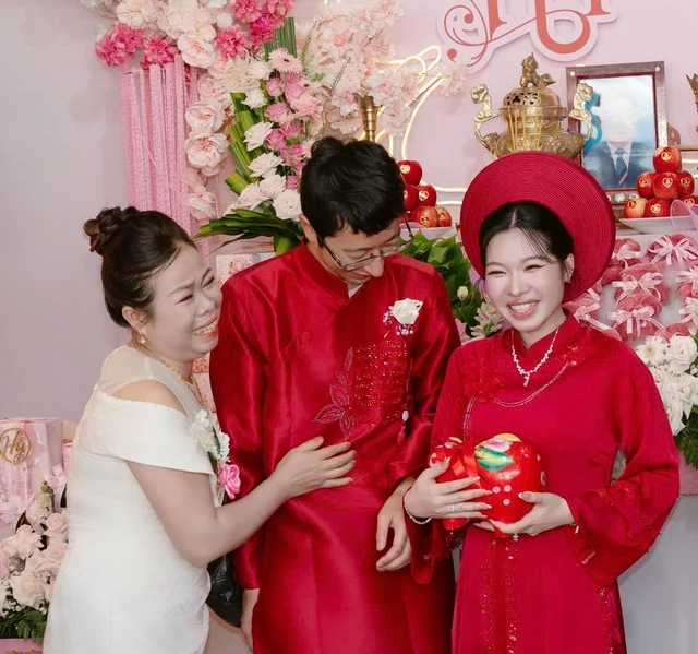 Aunt gives her niece the piggy bank she saved up for two years as a wedding gift - Photo 3.