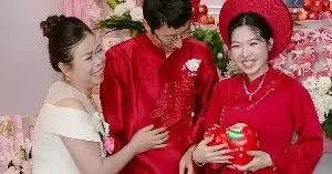 Auntie saved up money in a piggy bank for two years, then surprised her niece with a wedding gift.