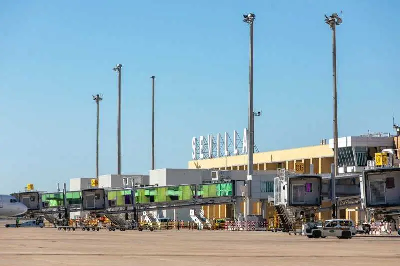 La CES considera un "agravio" que el aeropuerto de Sevilla "quede fuera de las grandes inversiones estatales"