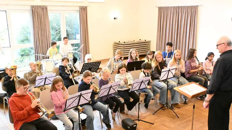 Kinder spielen bei Abschlusskonzert von Ferienaktion beim Musikverein Dietesheim auf neuem Instrument