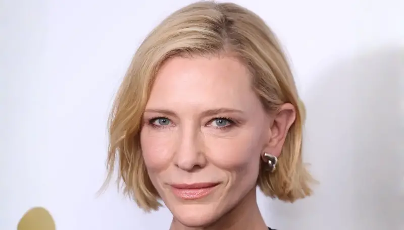 Cate Blanchett, trasparenze e charme: il look è pura classe