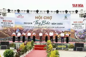 Lao Cai promotes tourism and local products at the Thai Xoe dance festival.