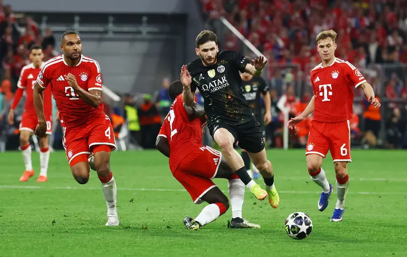 Tiền đạo cánh PSG Khvicha Kvaratskhelia đi bóng qua hàng thủ Bayern trong trận lượt về bán kết Champions League trên sân Allianz, Munich, Đức ngày 6/5/2026. Ảnh: Reuters