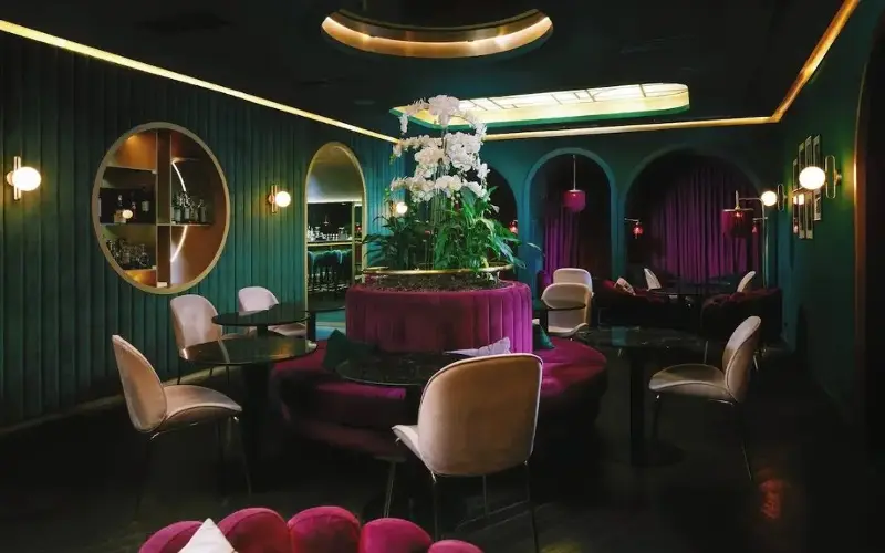 Die Josefine features theatrical design which blends Art Deco with 1960s details