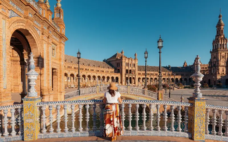 Built in a former theatre and flamenco academy, Cristine Bedfor shares an architect with impressive Plaza de España - Francesco Riccardo Iacomino