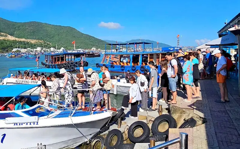 Đông đảo du khách tham quan du lịch biển đảo trên địa bàn tỉnh Khánh Hòa. Ảnh: KS.