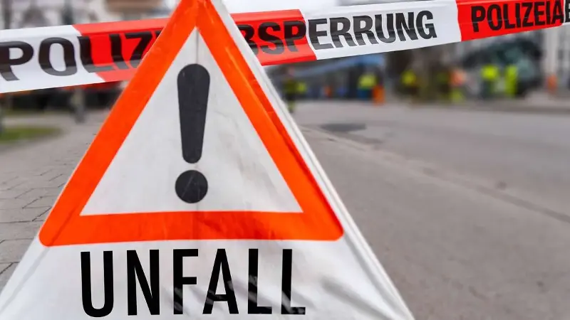 Lkw drängt Ford auf der A81 bei Korntal-Münchingen gegen Schutzplanke – Fahrer flüchtet