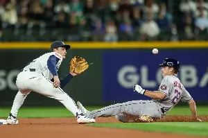 Mariners keep faint playoff hopes alive with walkoff win