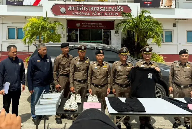 Police display evidence, including balaclavas, gloves, clothing, footwear and other items used by five suspects involved in the robbery of a Turkish businessman in Pattaya, in front of the Nong Prue police station on Saturday. (Photo: Provincial Police Region 2)