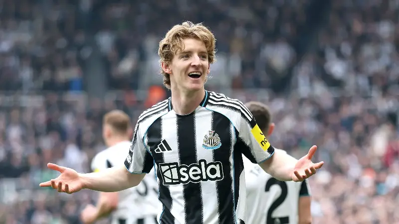 El FC Bayern mantiene conversaciones «muy concretas» con Anthony Gordon.