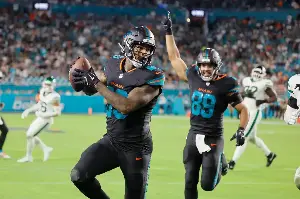 Panthers add former Pro Bowl tight end Darren Waller as preseason heats up