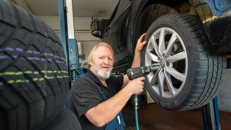 „Das Oktober-O ist das Wichtigere“ – Was Autofahrer beim Reifenwechsel beachten sollten