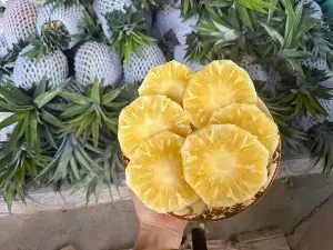 Honey pineapples are causing a sensation on online marketplaces, priced at only a few tens of thousands of VND per kilogram.