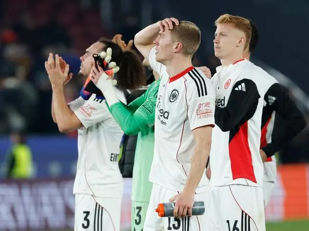 Tapfer gekämpft: Die Frankfurter Profis nach der knappen Niederlage in Camp Nou.