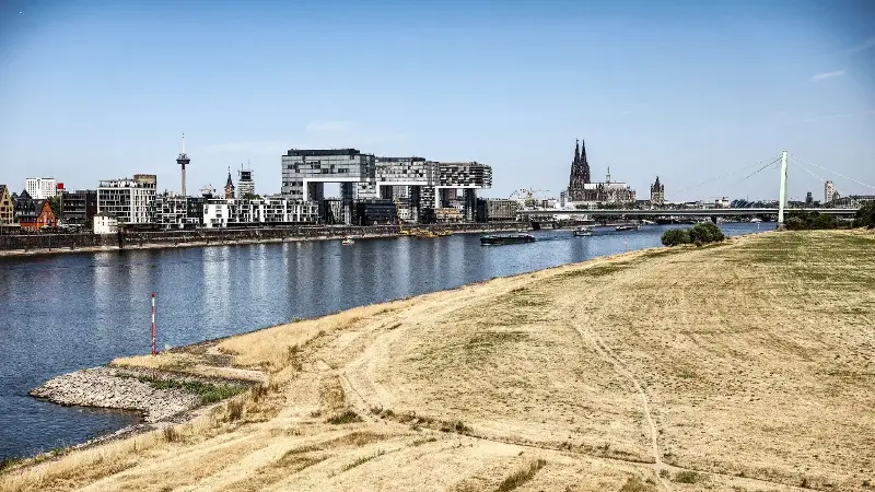 Het water in de Rijn staat historisch laag, met gevolgen voor de scheepvaart en watervoorziening