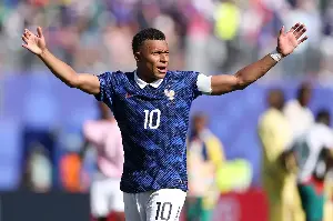 Kylian Mbappé scores 2 goals to lead France over Senegal to open World Cup run