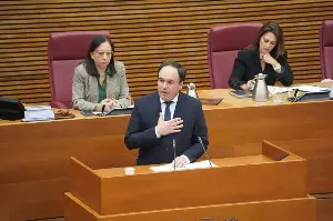 Vox presiona con la “prioridad nacional”: la batalla autonómica que desafía el liderazgo de Feijóo