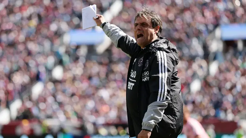 Hoyos frota la lámpara