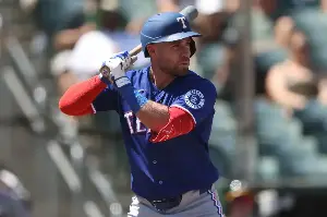 Cubs sign 8-year MLB veteran catcher
