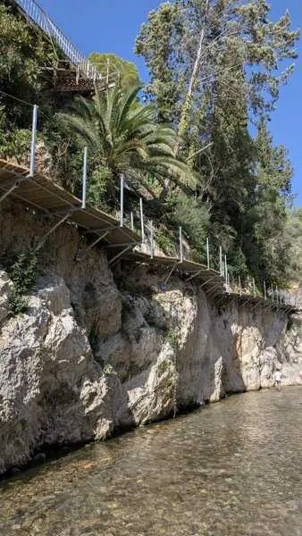 El Ayuntamiento avanza en las obras de Los Cañones con la instalación del suelo y las barandillas