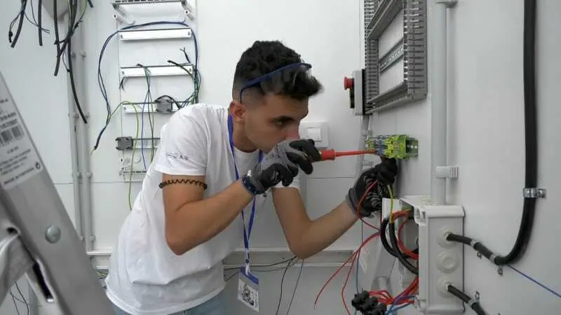 Consejo de Ministros aprueba 202,8 millones para impulsar programas de apoyo educativo y FP a trabajadores en Andalucía