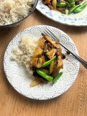 Gretchen's table: This spicy stir-fry features oyster mushrooms, lemongrass and snap peas
